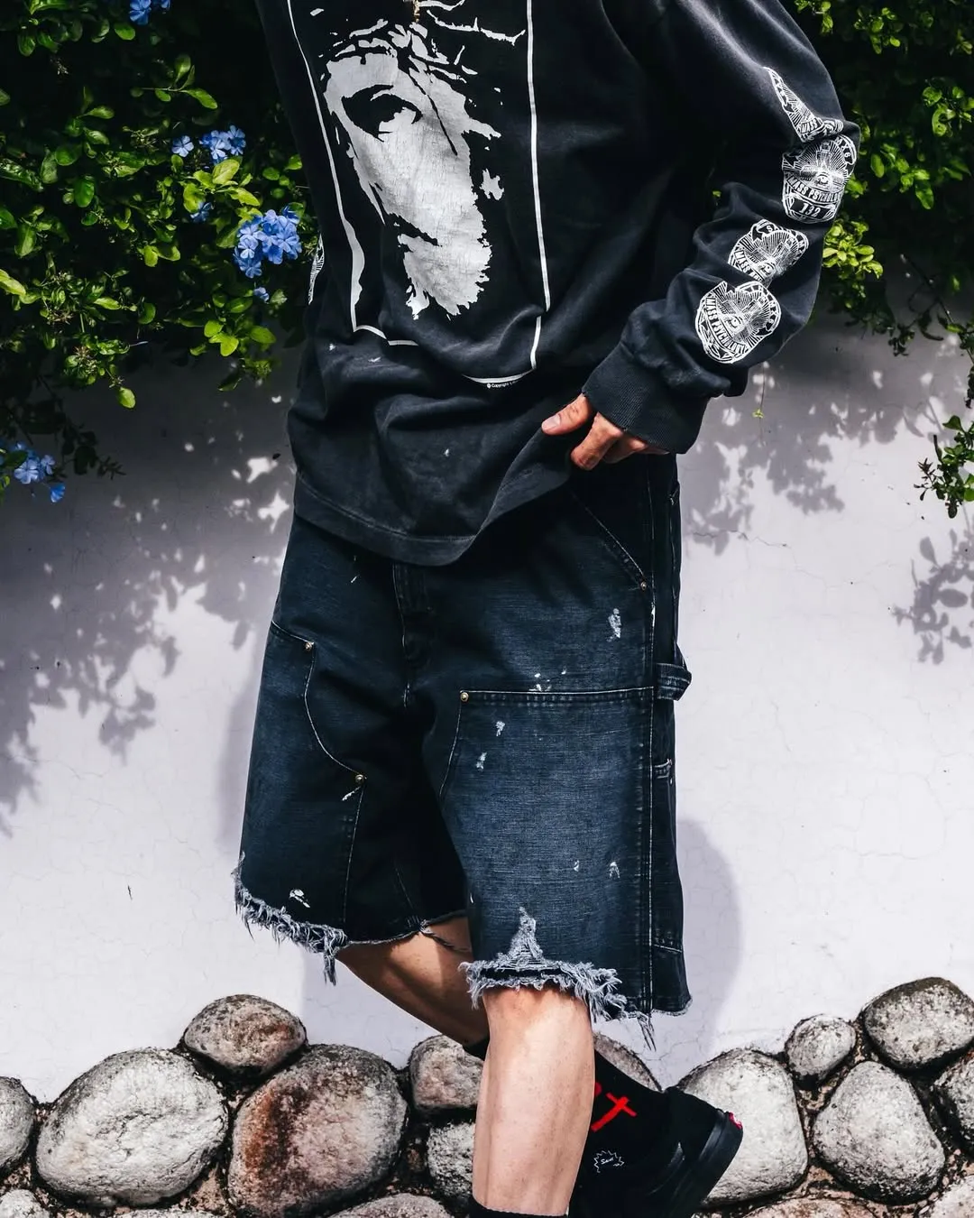 SAINT Mxxxxxx DOUBLE KNEE SHORTS/BLK Knee patches splashed with ink, washed and damaged denim shorts. Washed black S-XL. Custom woven and dyed denim denim with clear texture. Rewashed and faded to create local mottled fading/hole effects. Artificial distressing to simulate natural traces of wear. Original consistent damage treatment. Hand splashed ink and paint. Original consistent wash mark/pocket mark. Double knee patch. Rivet reinforcement. Improve functionality and enhance design.